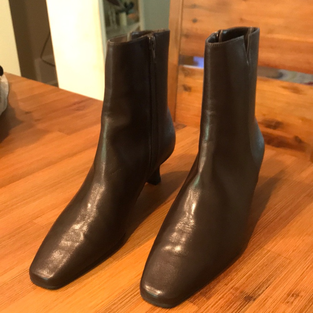Size 6.5 Brown Vaneli bootie